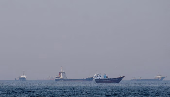 Oil prices dip, most stocks rise on lingering Iran peace hopes